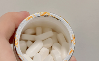 膝盖疼吃钙片好还是吃氨糖软骨素好?膝盖不好的必看！
